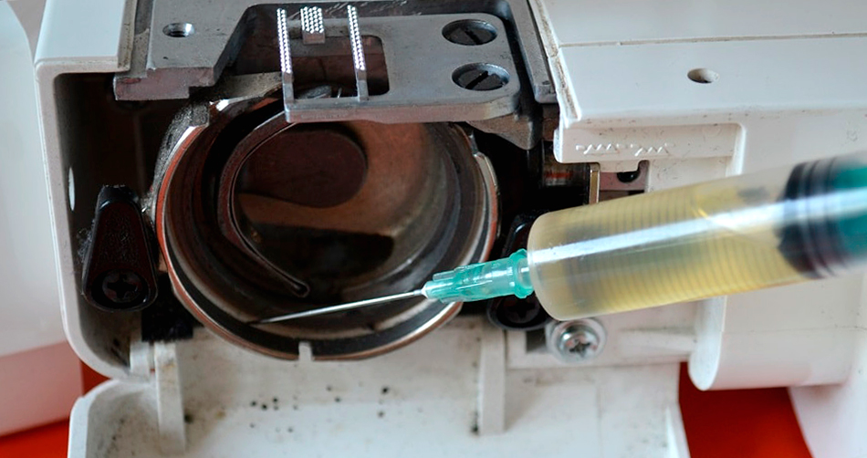 Специальная масленка или обычный шприц поможет регулировать количество масла при смазке